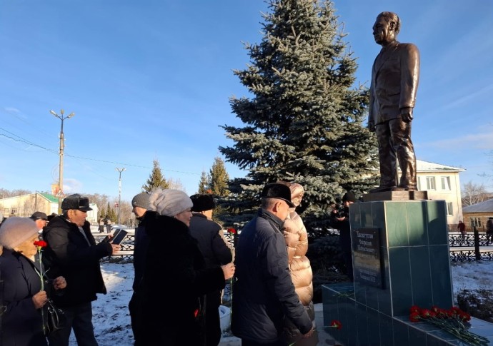 В Башкирии прославленному земляку поставили памятник