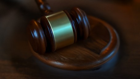 В Петербурге мужчина, укравший очки и магнитофон, получил 1,6 года в колонии-поселении