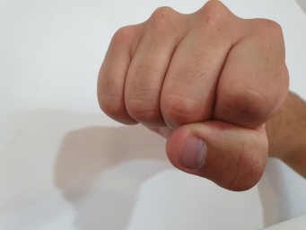 Костромичке сломали кровать и машину в честь дня рождения