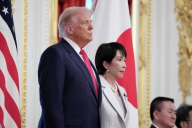 Трамп в Японии: подарки, красивые слова и вертолёт на палубе