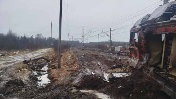 На станции под Петербургом обнаружили брошенный повреждённый локомотив На станции под Петербургом обнаружили брошенный повреждённый локомотив