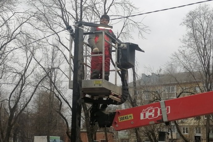 Около школы на пешеходной дорожке улицы Кутузова установили освещение