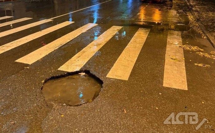 Оба колеса под замену: яма на дороге у Облдумы в Южно-Сахалинске "подбила" авто Оба колеса под замену: яма на дороге у Облдумы в Южно-Сахалинске "подбила" авто