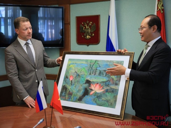 «Приморский край находится близко к Вьетнаму» - Антон Волошко поздравил нового генконсула СРВ во Владивостоке «Приморский край находится близко к Вьетнаму» - Антон Волошко поздравил нового генконсула СРВ во Владивостоке