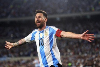 Опубликовано фото уничтоженной вандалами статуи Месси в Аргентине