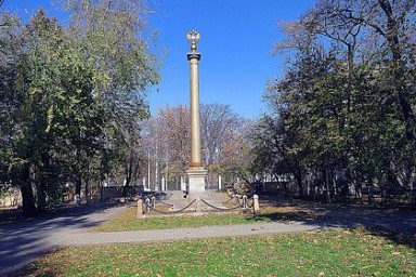 Жители российского города испугались накренившегося памятника