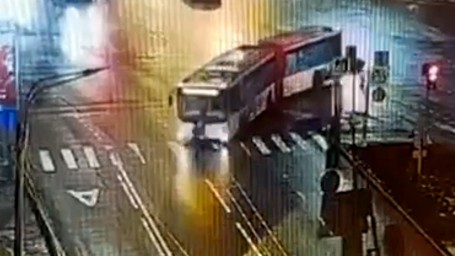 Водителю автобуса, который сбил на переходе мать с ребенком, грозит до пяти лет лишения свободы