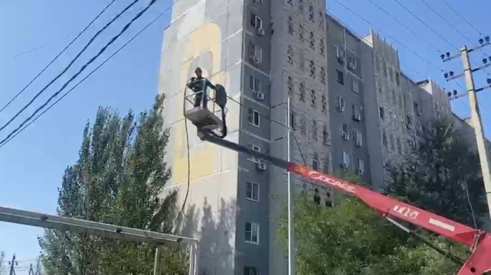 На улице Куликова в Астрахани монтируют уличное освещение