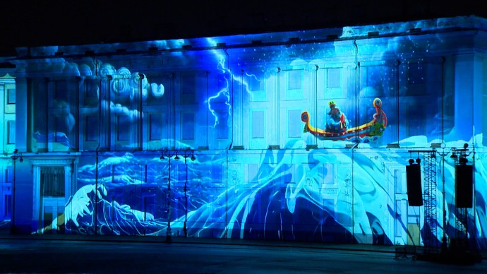 «Ощутить суть того места, в котором ты живешь»: на Дворцовой площади началось эффектное шоу «Страна СВЕТА»