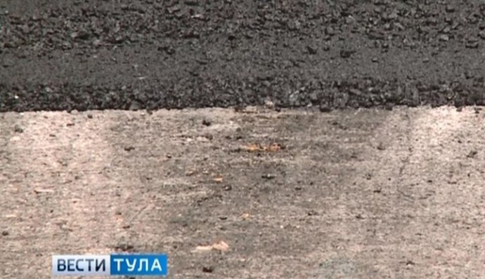 Подрядчик, положивший асфальт вокруг машины в Туле, получил штраф