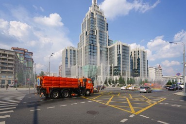 Раздача воды в метро и особый уход за зелеными насаждениями: как в Москве справляются с жарой