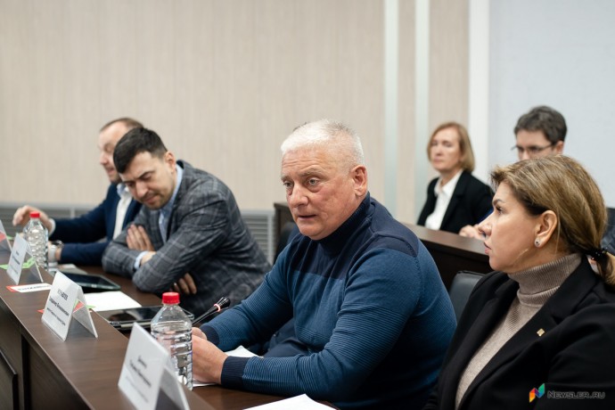 «Нам вешают лапшу»: Журавлев потребовал отставки Симакова из-за затягивания строительства школ