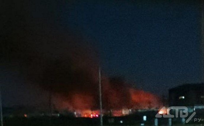 В Анивском районе горит животноводческий комплекс