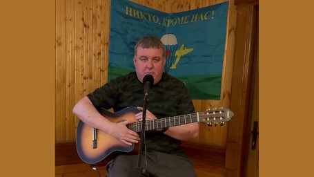 Илья Беспалов в честь Дня ВДВ взял в руки гитару