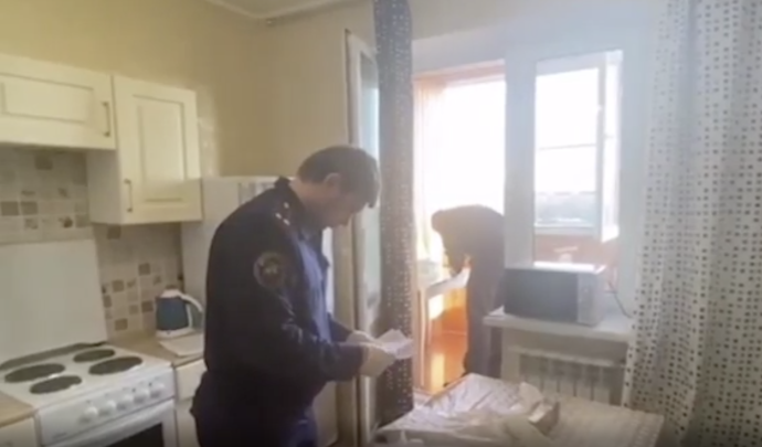 СК показал квартиру в Ногинске, где обнаружили зарезанного 12‑летнего мальчика