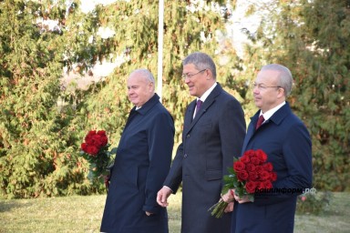 Глава Башкирии возложил цветы к Монументу Дружбы