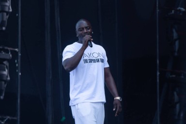 Популярный американский рэпер избил россиянина на концерте