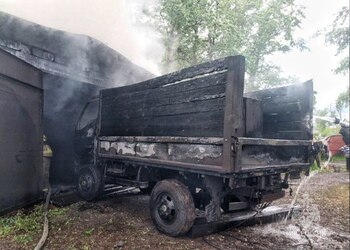 В Белогорске горел гараж с грузовиком внутри