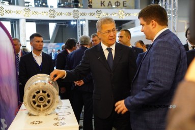 Радий Хабиров осмотрел в Уфе экспозиции Российского энергофорума