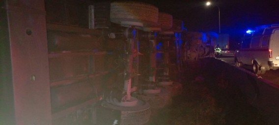 В Башкирии на пересечении трасс перевернулась фура