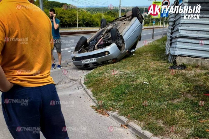 В Курске автомобиль перевернулся на улице Перекальского