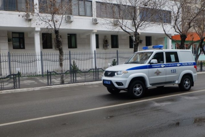 Предотвратить потасовку хотели полицейские в Астрахани. Один  из них пострадал