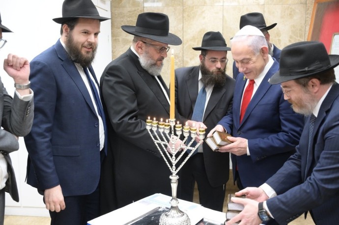 Премьер-министр Биньямин Нетаниягу зажёг восьмую ханукальную свечу с посланниками ХАБАДа