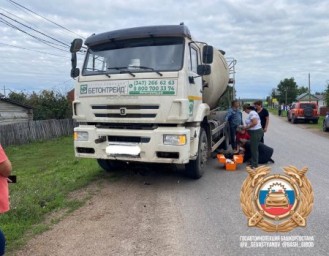 В Башкирии 15-летний водитель мопеда погиб под колесами КАМАЗа