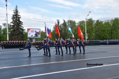 Тысячи людей пришли на торжественный парад Победы в Уфе