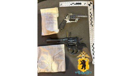 В Ярославле во время ремонта в квартире в стене нашли два револьвера с патронами