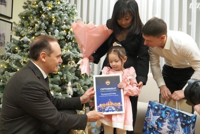 «Елка желаний» исполняет мечты: Артём Здунов вручил детям подарки