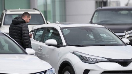 Половина проданных в России в 2025 году новых автомобилей произведена в 2023—2024 годах