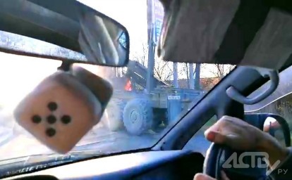 Большегруз загорелся на выезде из Долинска