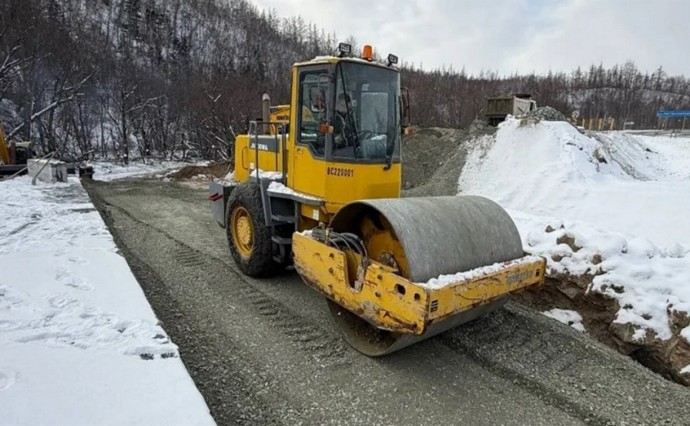 На мосту через Христофоровку завершили монтаж водопропускной трубы