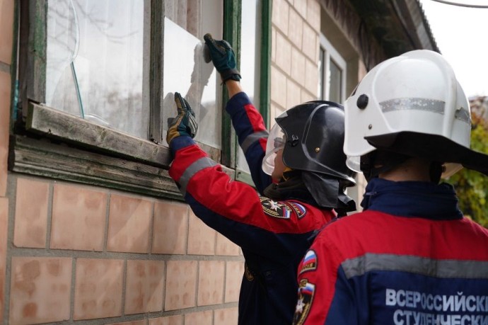 Добровольцы ДВФУ вернулись из гуманитарной миссии в Луганске Добровольцы ДВФУ вернулись из гуманитарной миссии в Луганске