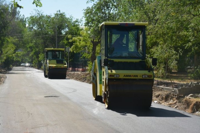 На площади Шаумяна в Астрахани ремонтируют дорогу и тротуар