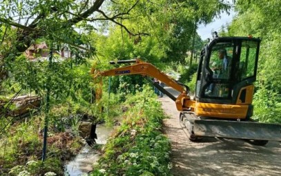 В Курске продолжают очистку водоотводных каналов от паводков