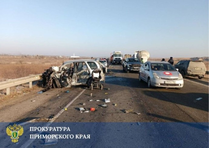 Трагедия на трассе в Приморье: в ДТП с тремя фурами погиб четырёхлетний ребёнок