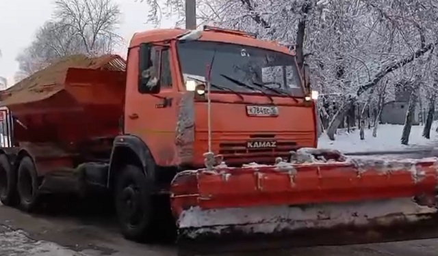 На дороги Саранска в пятницу вышли 65 единиц коммунальной техники