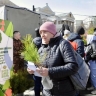 Жители Челябинска образовали очередь за бесплатными соснами