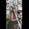 В Снежном спасатели помогли мужчине, который упал на козырек подъезда