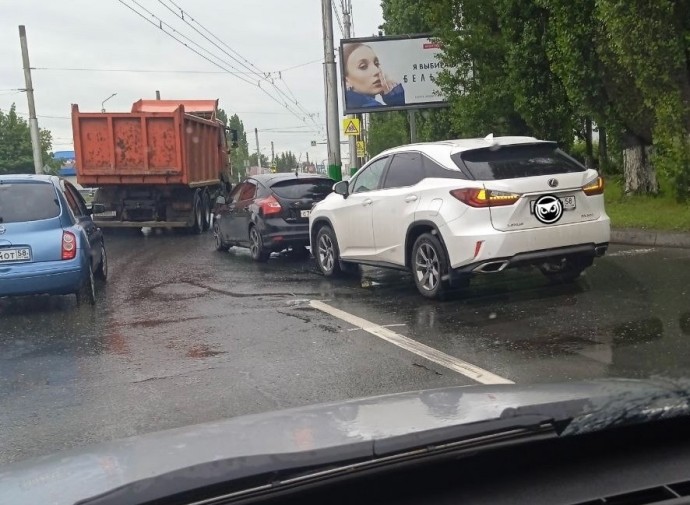 На улице Карпинского в Пензе осложнено движение из-за ДТП