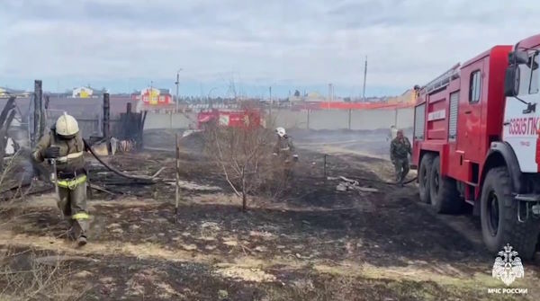 В Улан-Удэ сгорели надворные постройки на трёх участках