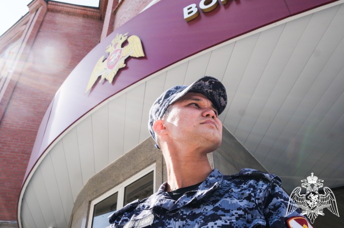 Вовремя подоспел: росгвардеец помог астраханке, которой стало плохо рядом с дорогой