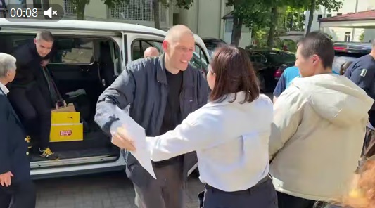 Семья воссоединилась: Лукашенко освободил мужа оппозиционерки Тихановской Сергея