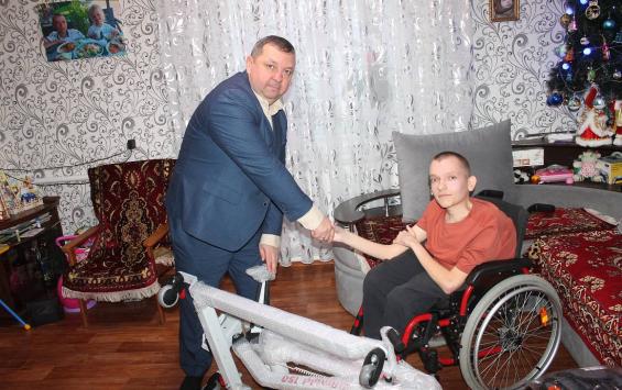 Хинштейн передал электроподъемник жителю Дмитриевского района с редким заболеванием