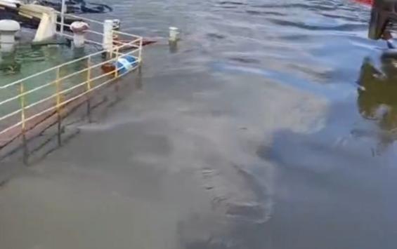 В Енисей вылилось 30 тонн топлива: судно село на мель в Красноярском крае, введён режим ЧС