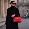 Красная сумка стала главным акцентом зимних образов