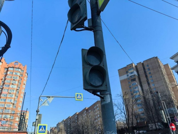 Осторожнее на дорогах: на оживленном перекрестке во Владивостоке обесточен светофор