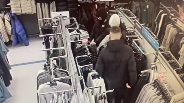 Компания парней украла из магазина в Башкирии одежду на крупную сумму